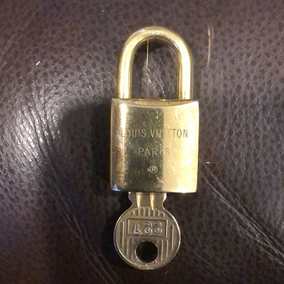 Vintage LV Louis Vuitton Padlock Lock & Key 227 - Picture 12 of 16